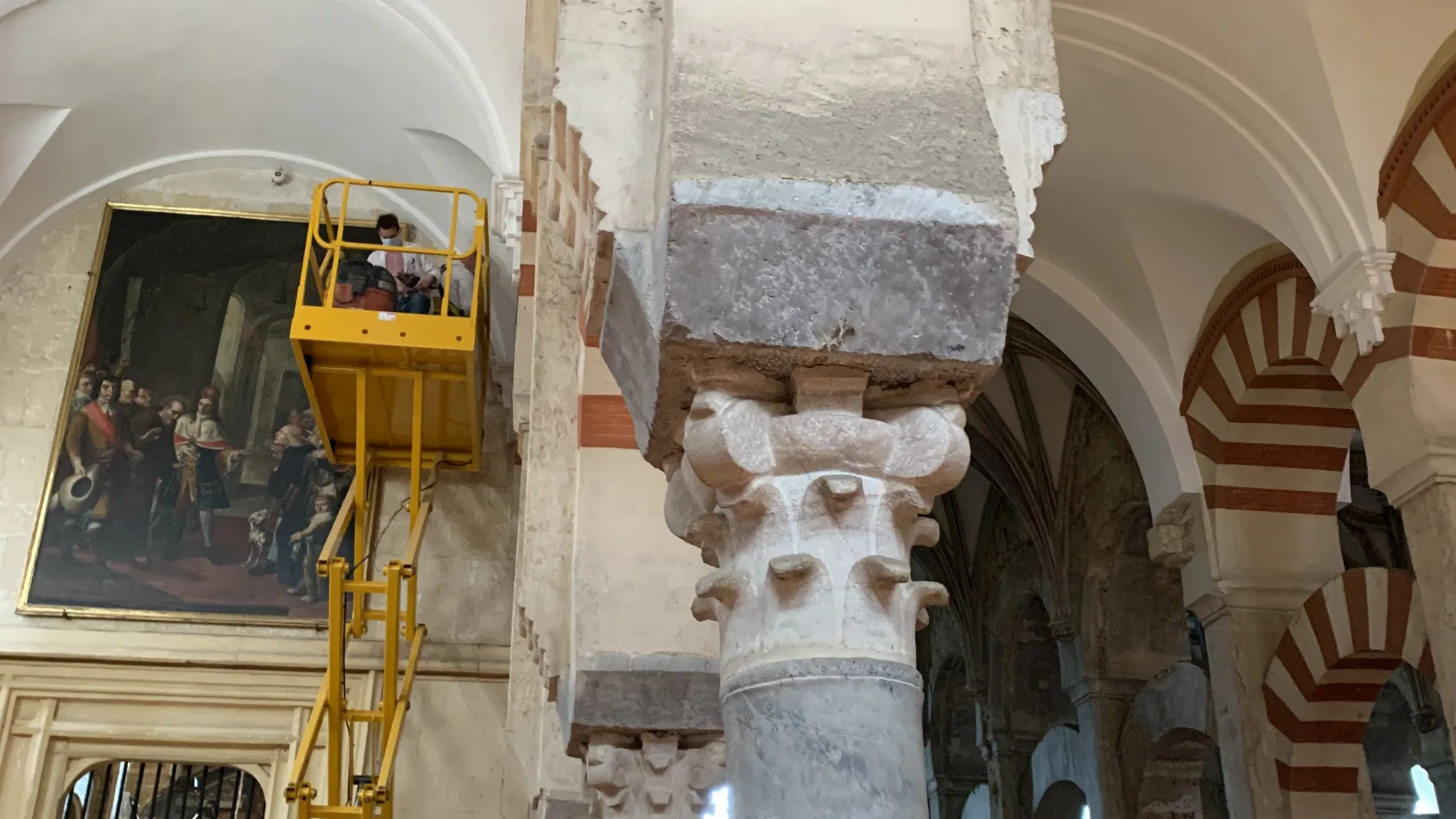 Labores de limpieza en la Mezquita-Catedral de Córdoba