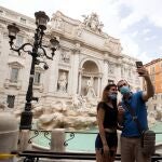 -FOTODELDÍA- EPA179. ROMA (ITALIA), 18/05/2020.- Una pareja se fotografía este lunes frente a la Fontana di Trevi, en Roma (Italia). Italia, el primer país del mundo en declarar el confinamiento en todo su territorio por el coronavirus, entró hoy en una decisiva fase de su desescalada con la reapertura casi total de los negocios y actividades y el levantamiento de muchas restricciones de movimiento. EFE/ Massimo Percossi