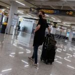 Una viajera protegida con una mascarilla accede al interior del Aeropuerto de Palma el pasado lunes