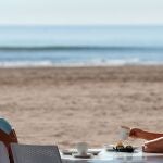 Imagen de la playa de la Malvarrosa de Valencia ayer, primer día de la fase 1 de la desescalada, en la que ya se podían abrir las terrazas