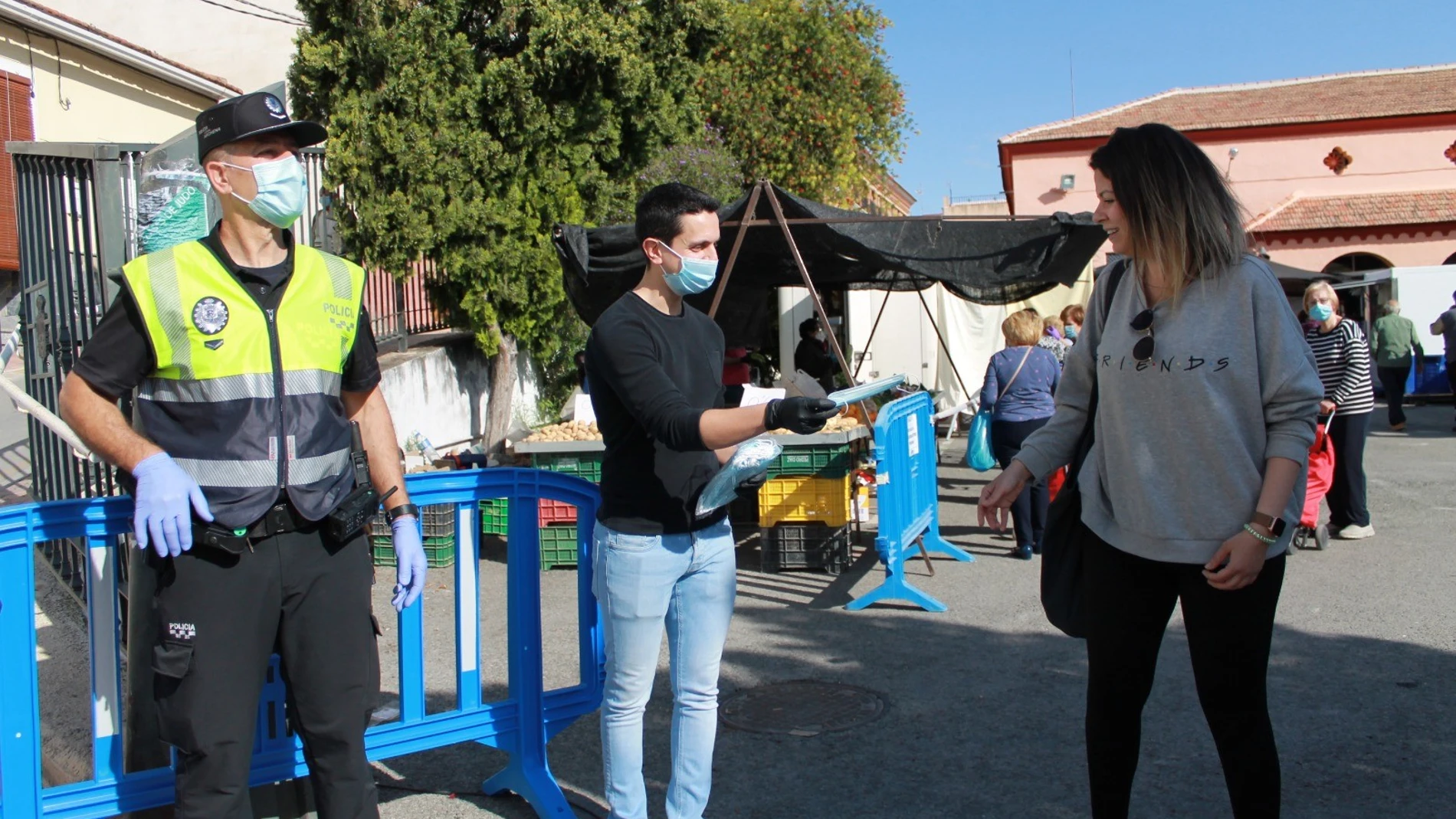 Reparto de mascarillas entre los vecinos de Archena en el mercado de Abastos