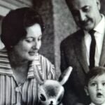 Una imagen de José María Zavala en su infancia, junto a sus padres