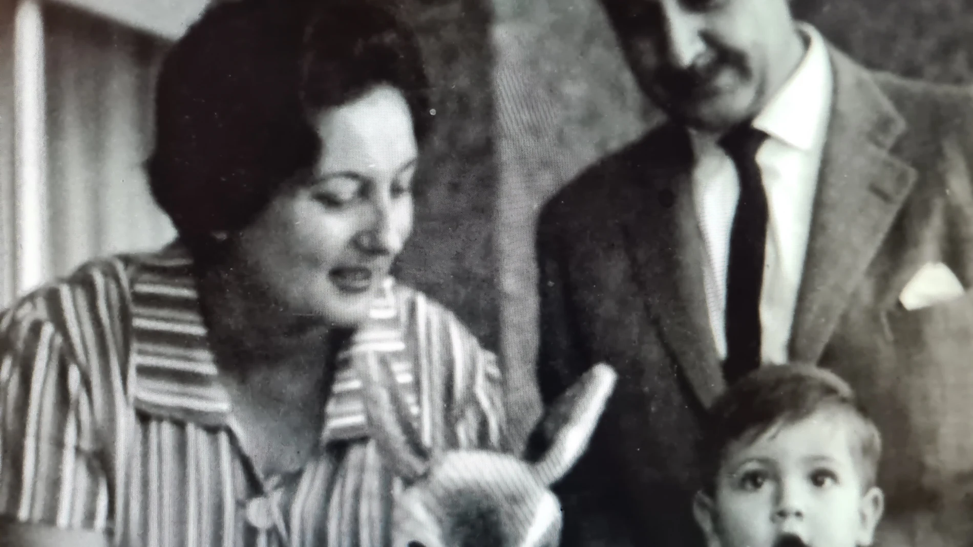 Una imagen de José María Zavala en su infancia, junto a sus padres
