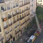 Una mujer de 89 ha sido evacuada desde los bomberos por el terrado del edificio con una posible rotura de cadera. Los bomberos accedieron a la vivienda forzando la puerta