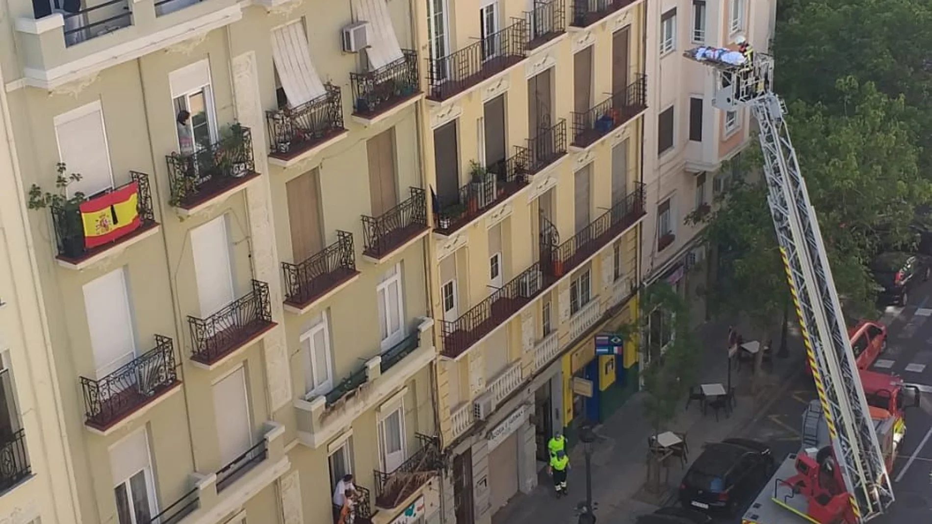 Una mujer de 89 ha sido evacuada desde los bomberos por el terrado del edificio con una posible rotura de cadera. Los bomberos accedieron a la vivienda forzando la puerta