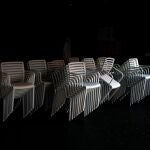 En la imagen, varias sillas apiladas en la terraza de un restaurante