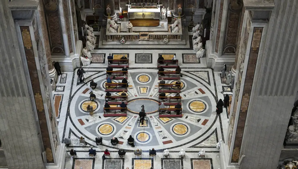 El Papa ofrece una misa en la Basílica de San Pedro en el Vaticano