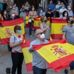 Decenas de personas participan en una manifestación convocada en Murcia para protestar por la gestión del Gobierno central en la pandemia del coronavirus y pedir su dimisión. EFE/ Marcial Guillén