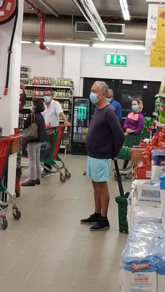 El Presidente de Portugal Sousa en la cola del supermercado