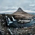 La casacada de Kirkjufellsfoss con la famosa montaña Más Allá del Muro que aparece en la serie de Juego de Tronos.