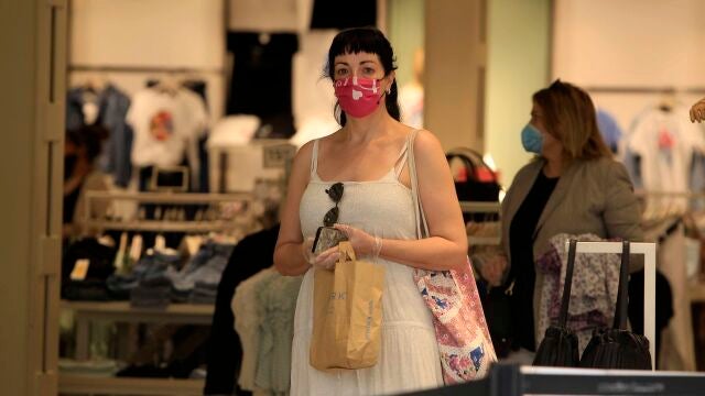 Rebajas en los comercios y personas comprando