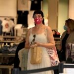 Rebajas en los comercios y personas comprando