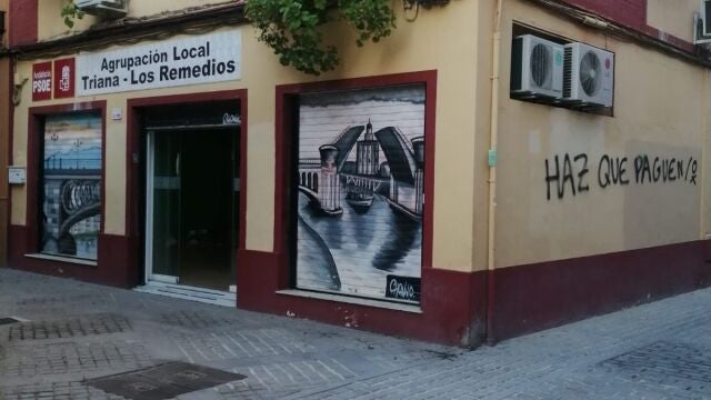 Pintadas vandálicas aparecidas en la Agrupación Local socialista del barrio sevillano de Triana