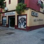 Pintadas vandálicas aparecidas en la Agrupación Local socialista del barrio sevillano de Triana