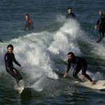 Decenas de surfistas practican su deporte favorito en las playas de Barcelona durante la Fase 0 de la desescalada. EFE/Enric Fontcuberta