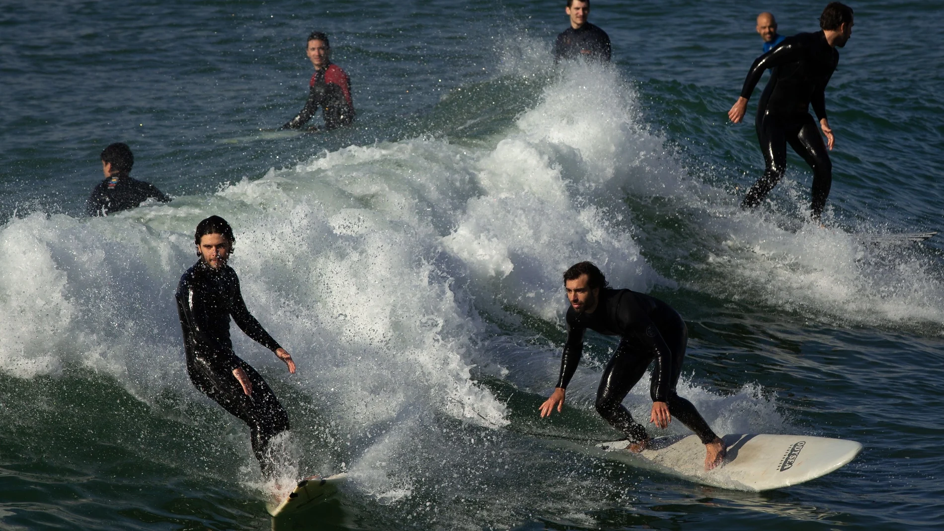 Decenas de surfistas practican su deporte favorito en las playas de Barcelona durante la Fase 0 de la desescalada. EFE/Enric Fontcuberta