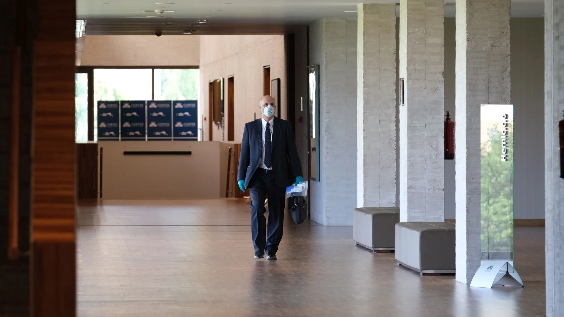 El viceconsejero de Desarrollo Rural, Jorge Llorente, camina por los pasillos de las Cortes en dirección a la sala de comisiones