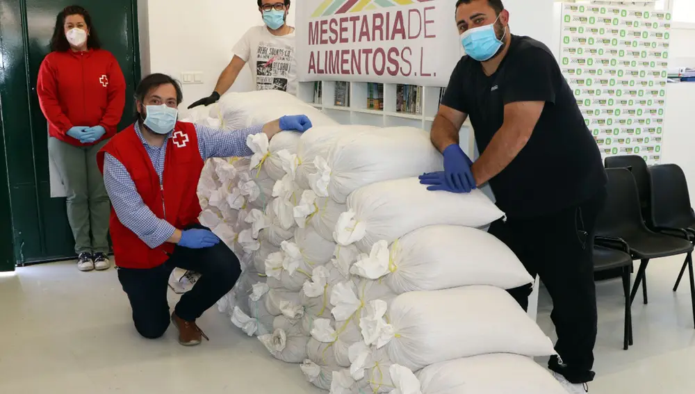 Enrique Cortes, gerente de Mesetaria, Silvia García y Fernando López, de Cruz Roja en Zamora