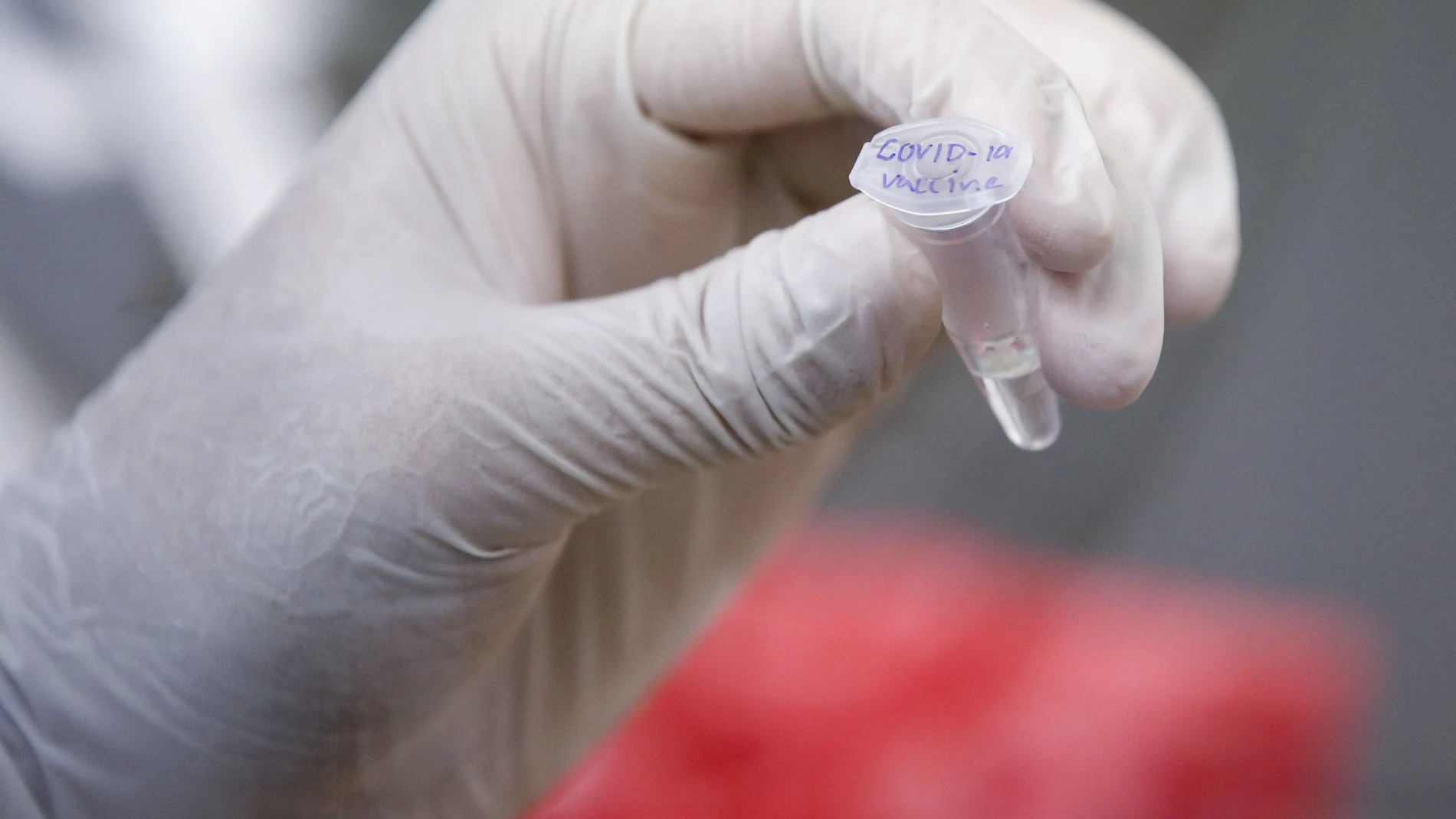 Un laboratorio tailandés trabaja en un prototipo de la vacuna contra el coronavirus en Bangkok
