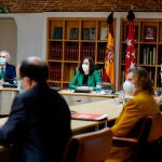 La presidenta de la Comunidad de Madrid, Isabel Díaz Ayuso, preside la reunión con representantes de instituciones y colectivos sanitarios y de profesionales del sector