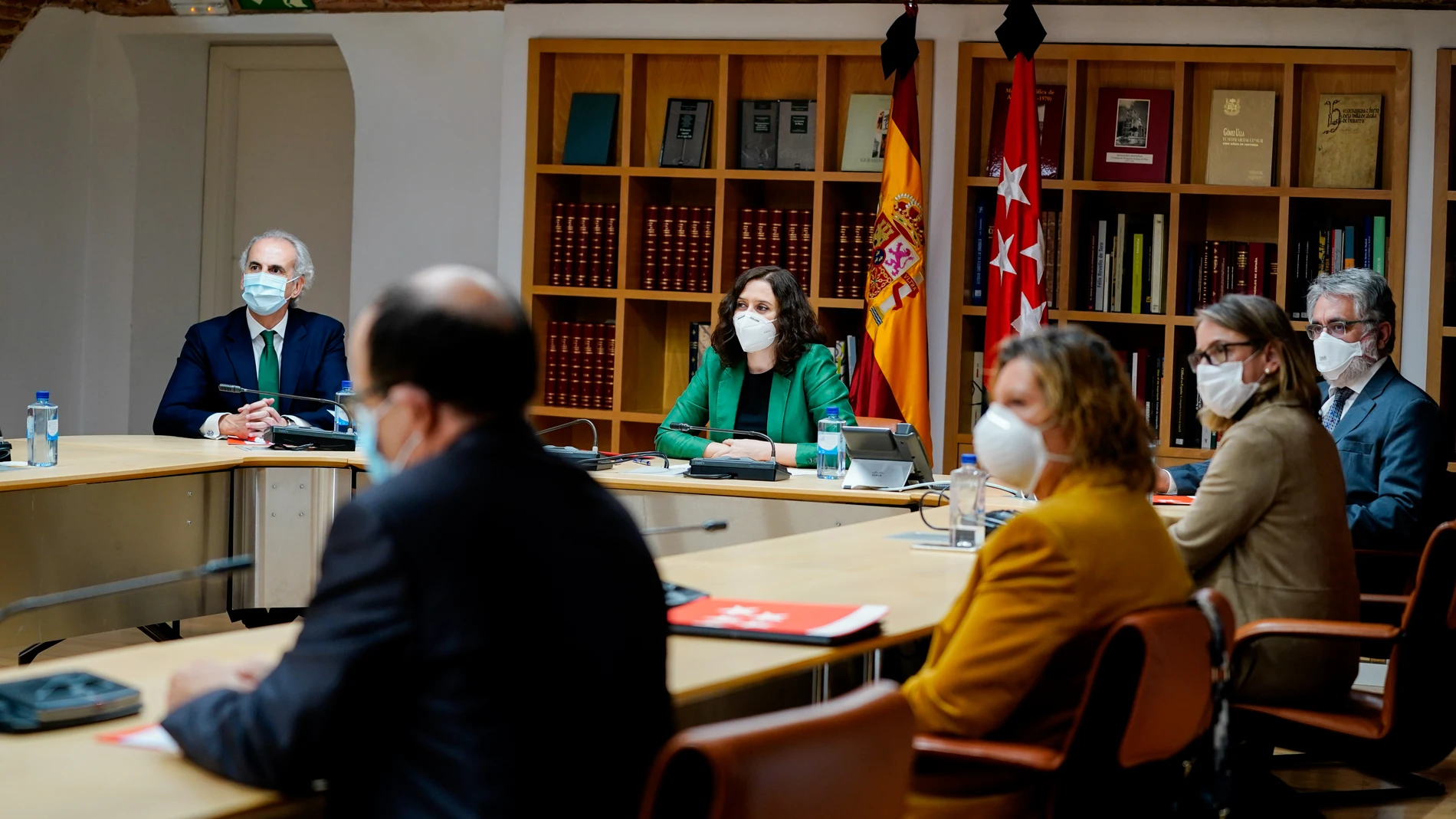 La presidenta de la Comunidad de Madrid, Isabel Díaz Ayuso, preside la reunión con representantes de instituciones y colectivos sanitarios y de profesionales del sector