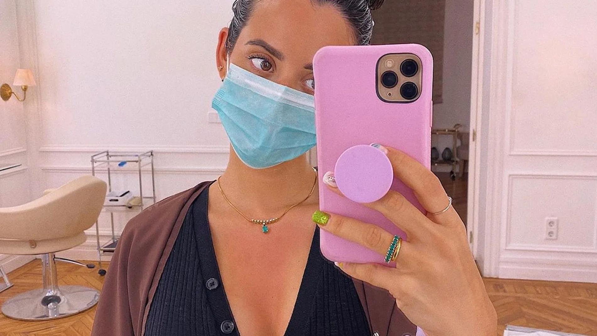 María Fernández-Rubíes se pone la mascarilla para ir a la peluquería y da ejemplo a sus seguidores.