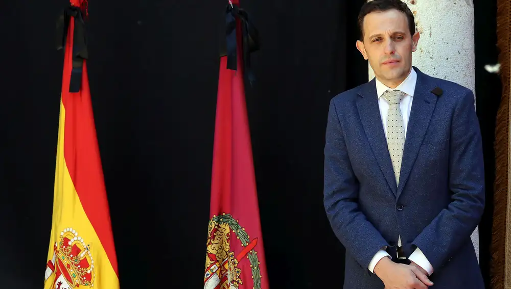 El presidente de la Diputación de Valladolid, Conrado Íscar, durante el minuto de silencio antes de firmar el pacto por la reconstrucción para los pueblos de la provincia
