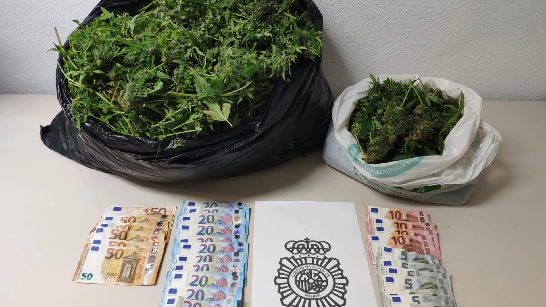 Sucesos.- Detenidas cinco personas en Alcantarilla (Murcia) que circulaban con más de 6 kg de marihuana en el maletero