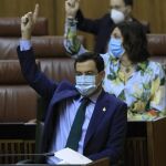El presidente de la Junta, Juanma Moreno, durante la votación en el Parlamento de este miércoles