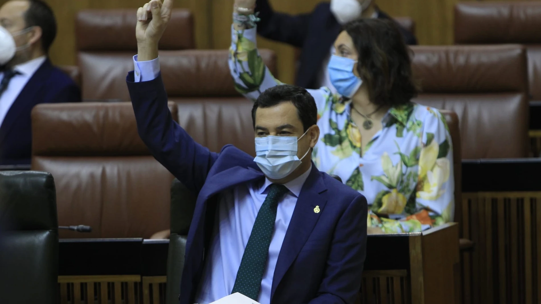El presidente de la Junta, Juanma Moreno, durante la votación en el Parlamento de este miércoles