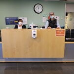 Trabajadores del Centro de Biología Molecular Severo Ochoa en el Campus de Cantoblanco de la Universidad Autónoma protegidos con mascarillas y pantallas protectoras en la entrada a las instalaciones