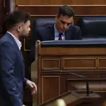 El portavoz de ERC en el Congreso, Gabriel Rufián, pasa junto al presidente del Gobierno, Pedro Sánchez en el Congreso