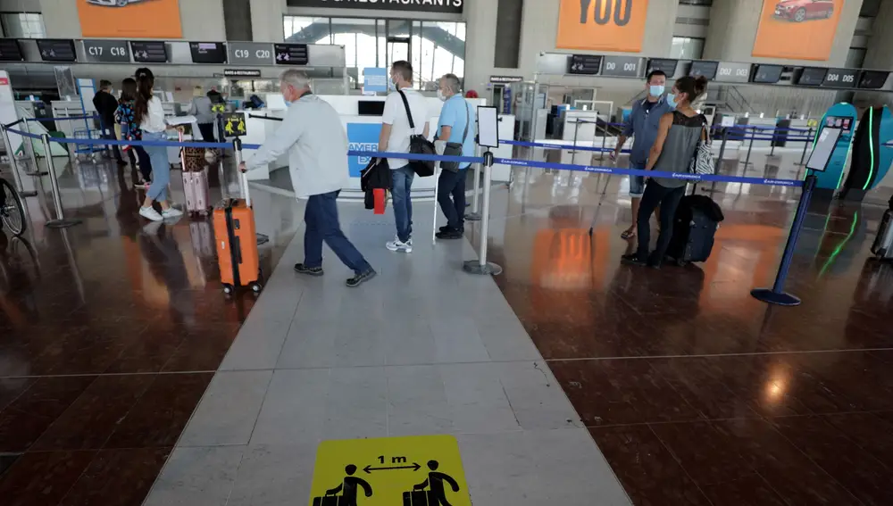 El aeropuerto de Niza está ya señalizado para indicar a los viajeros la dirección por la que han de desplazarse y la distancia de separación que han de guardar