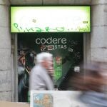 Personas andando frente a locales de apuestas que la empresa Codere tiene repartidos por todo Madrid