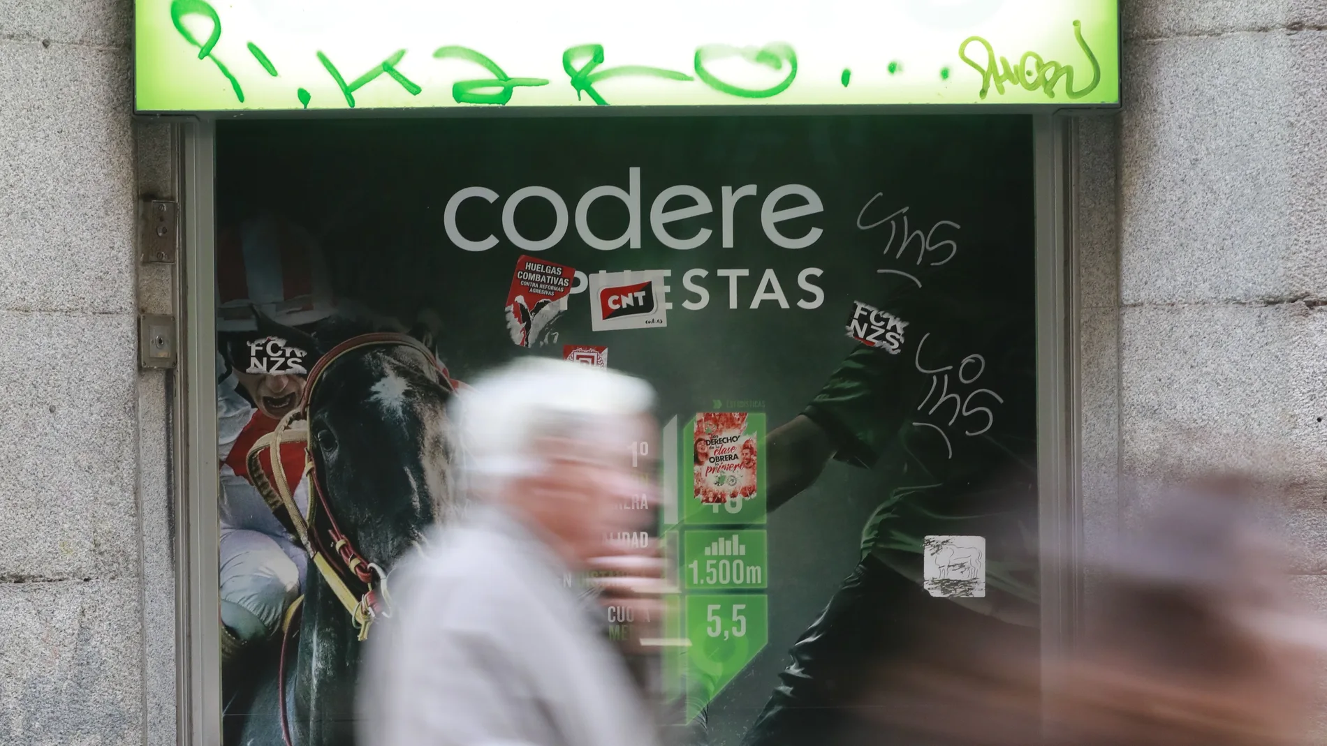 Personas andando frente a locales de apuestas que la empresa Codere tiene repartidos por todo Madrid