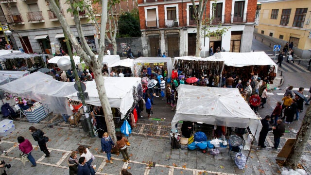 Esta imagen tardará mucho tiempo en producirse en El Rastro madrileño