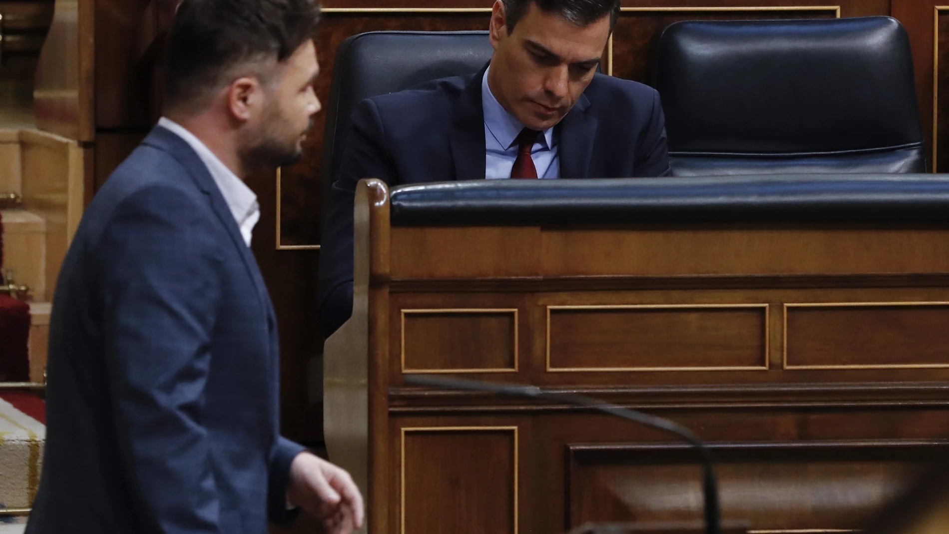 El portavoz de ERC en el Congreso, Gabriel Rufián, pasa junto al presidente del Gobierno, Pedro Sánchez, durante el debate de la quinta prórroga del estado de alarma.