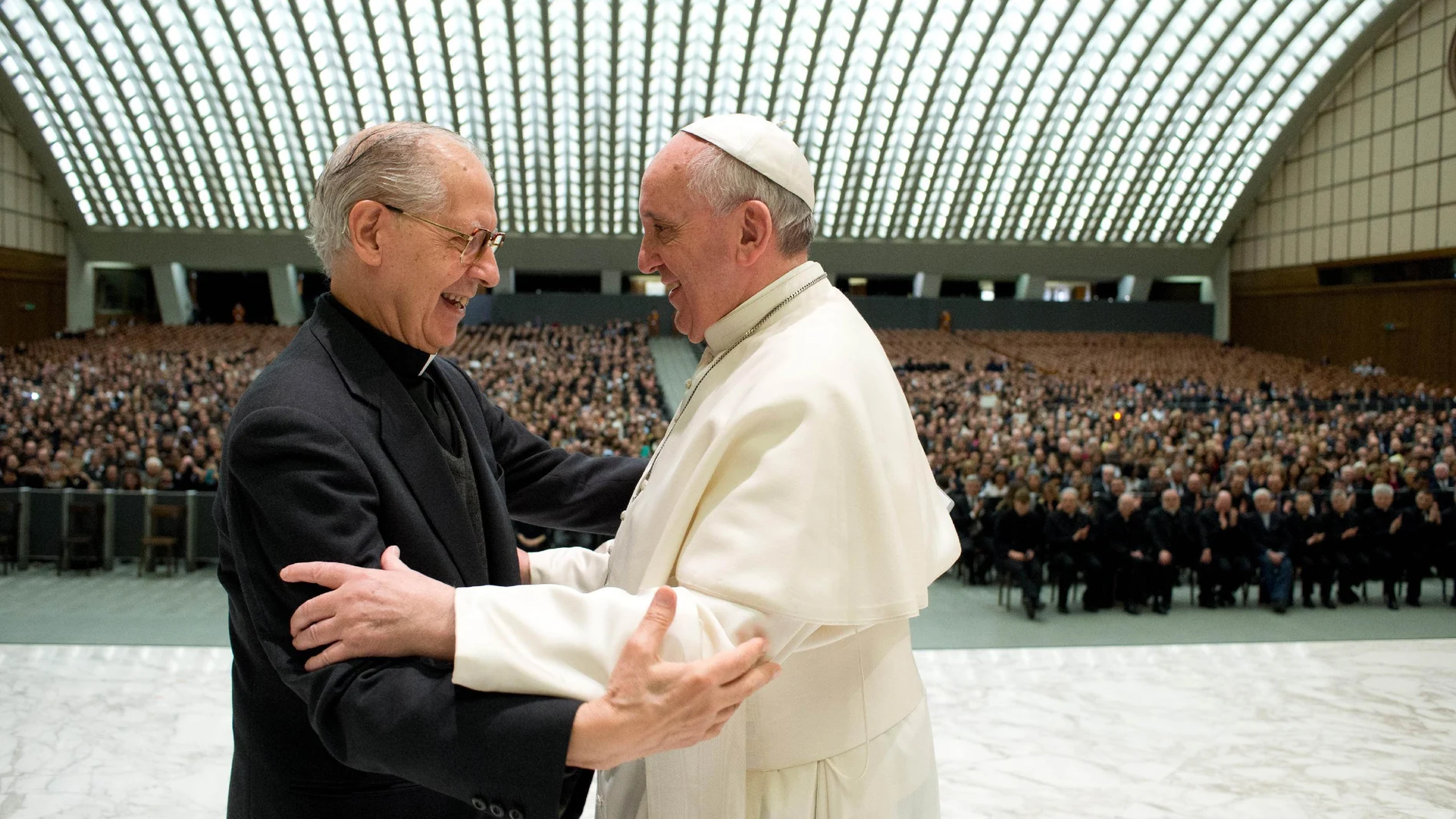 El Papa Francisco en un cariñoso gesto con el jesuita Adolfo Nicolás durante una audiencia en el Vaticano en 2014