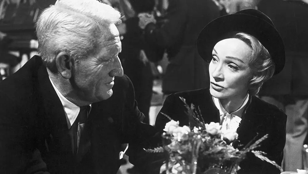Spencer Tracy junto a Marlen Dietrich en una escena de &quot;Vencedores o vencidos&quot;
