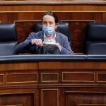 El vicepresidente tercero del Gobierno, Pablo Iglesias, al inicio del pleno del Congreso que debate este miércoles la quinta prórroga del estado de alarma