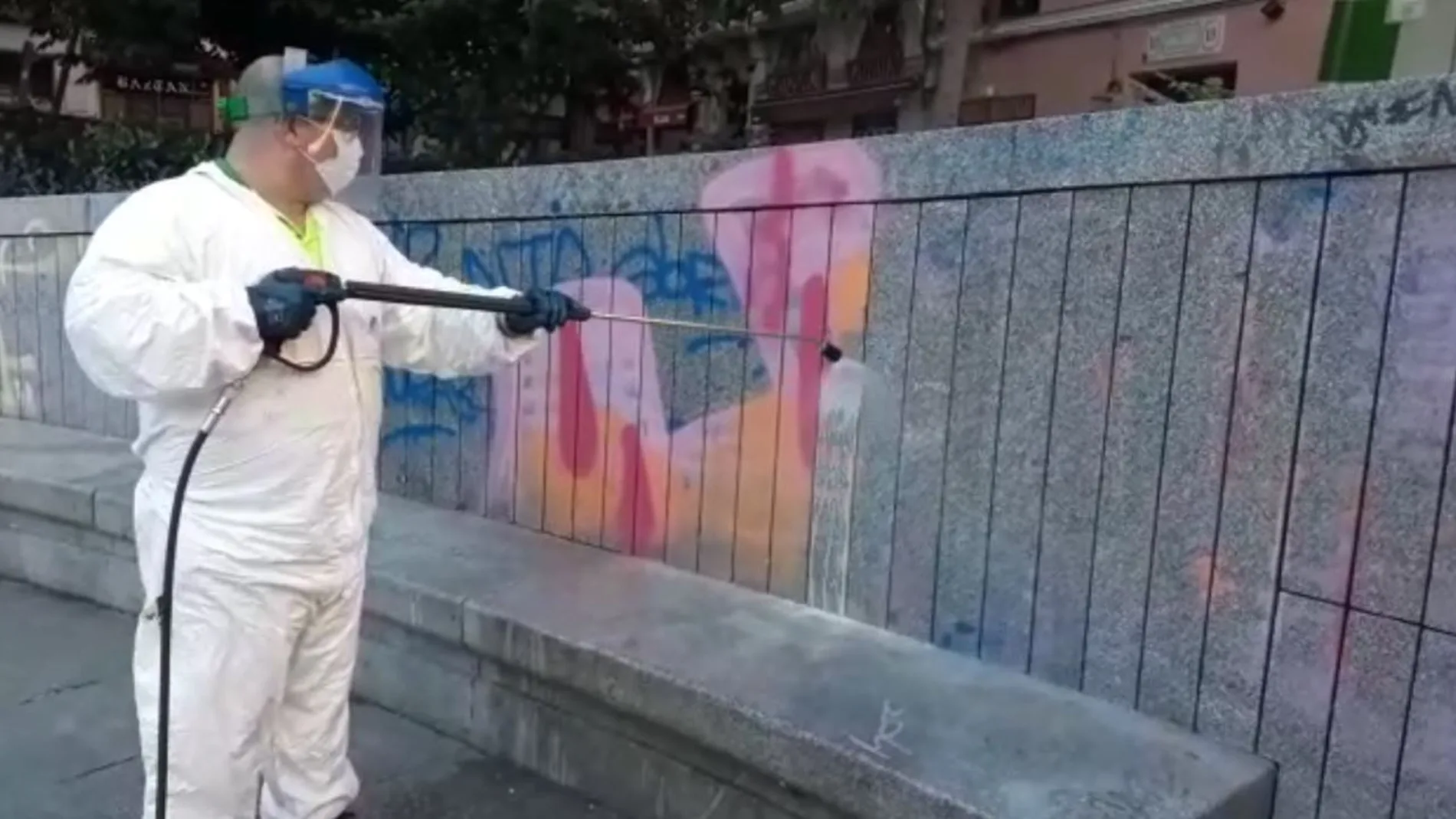 Limpieza de grafitis en la Plaza Dos de Mayo de Madrid