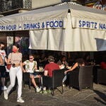 Jóvenes italianos llenan las terrazas de Navigli, en Milán