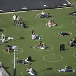 Un parque en Brooklyn, Nueva York, con las marcas de distanciamiento social19/05/2020 ONLY FOR USE IN SPAIN