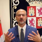 Luis Fuentes, presidente de las Cortes, ante el 37 aniversario de la sesión constitutiva del Parlamento autonómico