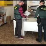 Agentes comprueban la documentación de la empresa ficticia