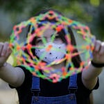 Carla Apolonio, actriz infantil de 11 años, juega con una bola expandible con una mascarilla de protección
