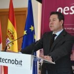 El presidente de C-LM, Emiliano García-Page, durante su visita a Tecnobit-Grupo OesíaJCCM20/05/2020