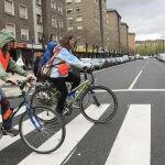¿Pueden las bicis cruzar por un paso de cebra? La Guardia Civil lo aclara