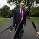 Donald Trump habla con los periodistas antes de abandonar este jueves la Casa Blanca para acudir a Michigan