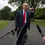 Donald Trump habla con los periodistas antes de abandonar este jueves la Casa Blanca para acudir a Michigan